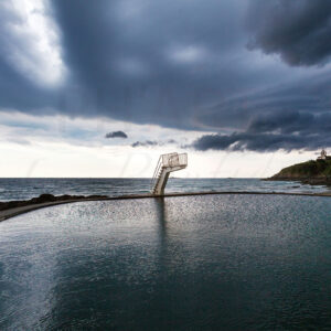 Piscine sous l'orage